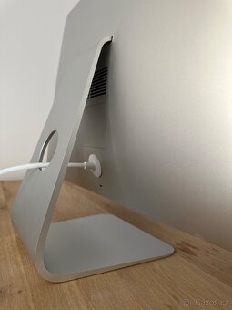 iMac 27 Retina 5K (2017) a apple klávesnice - 8