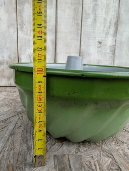 Forma na bábovku v zeleném kabátku. - 8