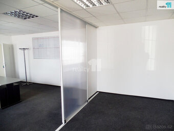K pronajmu parkovací plocha v komerčním areálu, cca 800 m2, - 8