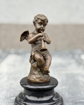 Bronzová socha Putto s flétnou andělská soška dítěte bronz - 8
