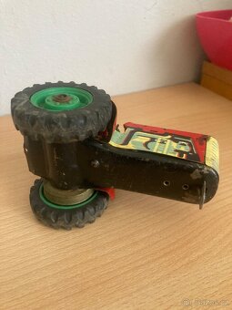 Starý plechový traktor na klíček - 8