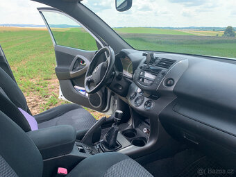 TOYOTA RAV4 2.2 D 4x2, 110 kw, manuál, netěsnost motoru - 8