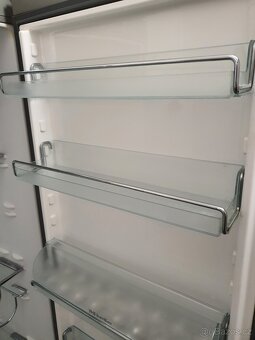 MIELE monoklimatická lednice NEREZ 413 litrů DOVOZ - 8