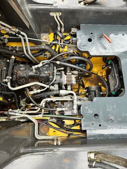 Smykový nakladač New Holland L225 - 8
