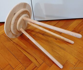 Květinový stolek na trojnožce.,, - 8