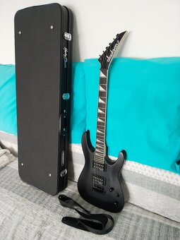 Prodám Jackson JS22 Dinky BLK AH s pevným pouzdrem - 8
