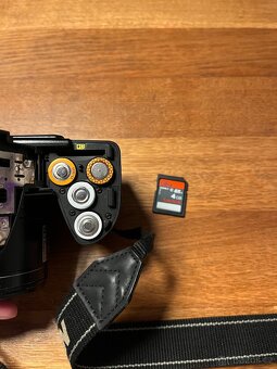 digitální fotoaparát Nikon Coolpix L120 + paměťová karta - 8