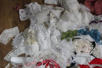 věci na šití,zbytky krajek ,pentlí a látek - 8