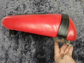 Prodám zadní sedlo CBR 900 RR SC33 - 8
