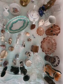 Kolekce porcelánových figurek, váz a skleněných mís - 8