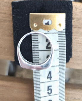 Stříbrný vlnitý prsten se zirkonem. - 8