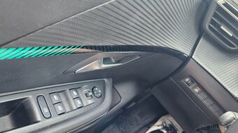 Peugeot 208 - 8
