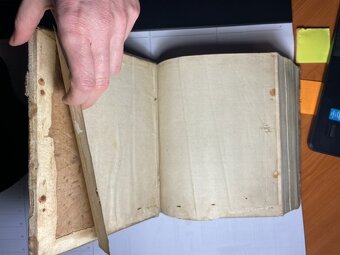 Staré knihy, rok vydání 1677 a 1682 - 8