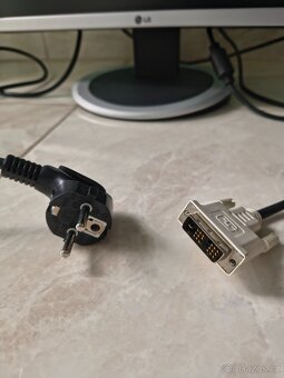 Počítač a monitor - 8