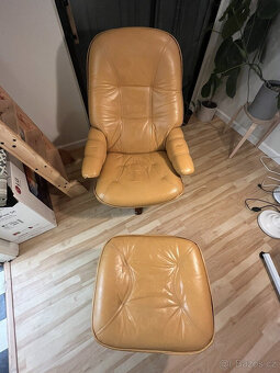 Kožené křeslo inspirované dánským Eamesem s taburetem pro St - 8