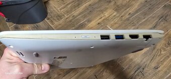 Menší notebook Lenovo - 8