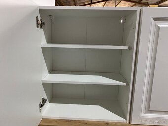 Moderní kuchyňská linka bez spotřebiči - 8