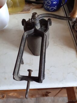 Starožitné dvou miskove  váhy  na 5 kg,mlýnek austria - 8