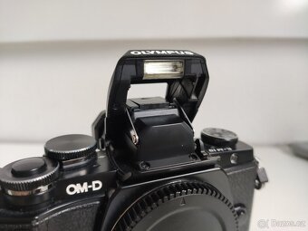 Olympus OM-D E-M10 s gripem, 2x baterie a nabíječka - 8