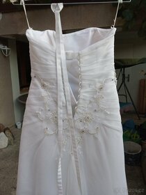 Dlouhé bílé svatební šaty s korálkovým zdobením - 8