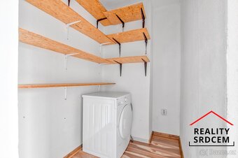 Pronájem částečně zařízeného bytu 2+kk se šatnou, 49 m2, ul. - 8