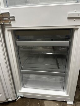Vestavná lednice Whirlpool A++ - 8