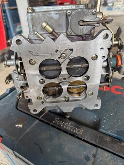 Karburátory Edelbrock a Holley pro motory V8 - 8