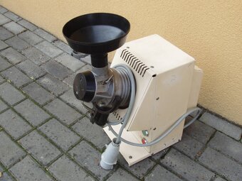 MLÝNEK NA CELOZRNNOU MOUKU /obilí / 380 V( dalamánky,chleba. - 8