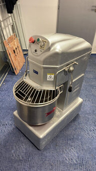 Prodám profesionální hnětač těsta. - 8