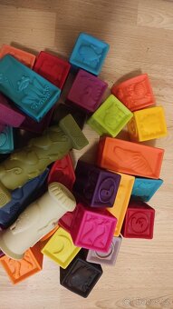 B.Toys a Babymoov gumové kostky - 3 sady - 8
