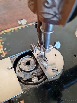 Historický šlapací šicí stroj Singer pro domácí užití - 8