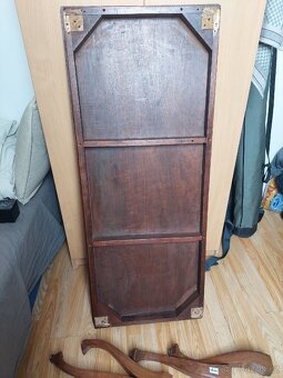 Ručně vyřezavany stolek - 8