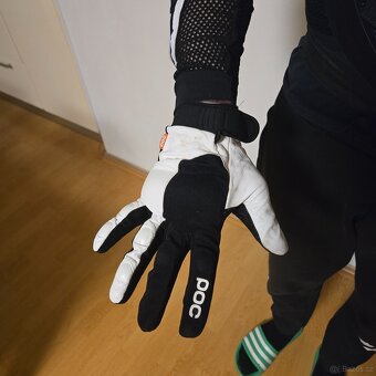Chráničova vesta SPEED STUFF a cyklo rukavice POC - 8