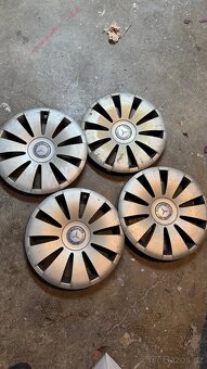 Zimní pneu R15 + plechové disky + poklice Mercedes - 8