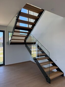 Ocelové schodiště, schody + skleněné zábradlí - 8