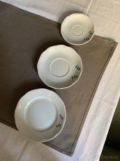 Porcelánové talíře, mísy, omáčníky atd. Sada není kompletní - 8