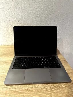 MacBook M2 Pro 14” 2023 — 16 GB RAM/512 GB SSD ideální stan, - 8