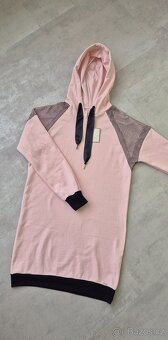 Elegantní mikinové šaty s ozdobnou síťovinou s kamínky - 8