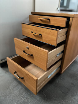 Kancelářský nábytek ( skříně stoly komody) - 8