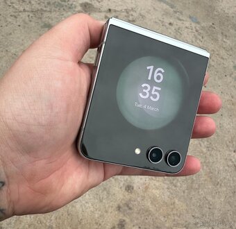 Samsung galaxy Z flip5 - 8