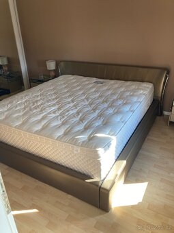 Postel s matraci a nočními stolky - 8