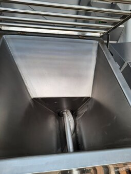 Mlýnek na maso JR 100 Řeznický vlček, Řezačka masa JR 100 - 8