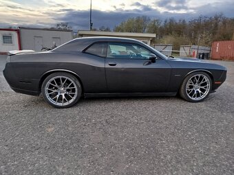 Dodge Challenger hemi - 8