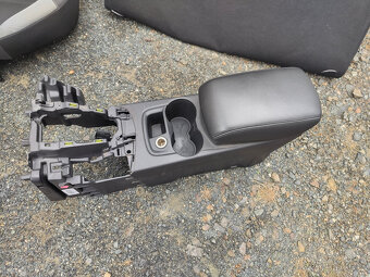 Sedačky, tapeci, koberec... Focus III - 8