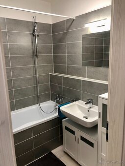 Pronájem bytu 2+kk s lodžií, garážovým stáním a sklepem – Hr - 8