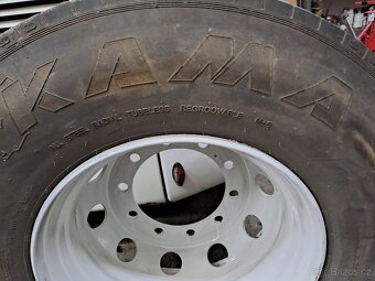 2 vodicí kola 295/80 R 22,5" - 8