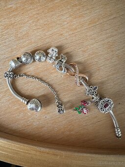 Ornament s červeným kamenem přívěsek na Pandora náramek - 8