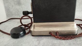 Krásný prvorepublikový starý telefon na kliku, štítek Praha - 8