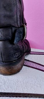 KOŽENÉ KOZAČKY S ROZŠIŘUJÍCÍM LEMEM - UGG - vel. 39 - 8
