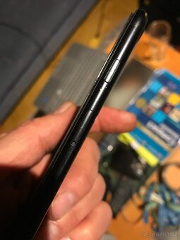 Iphone SE 2020, 64 GB, baterie 75%, praskliny skla displeje - 8